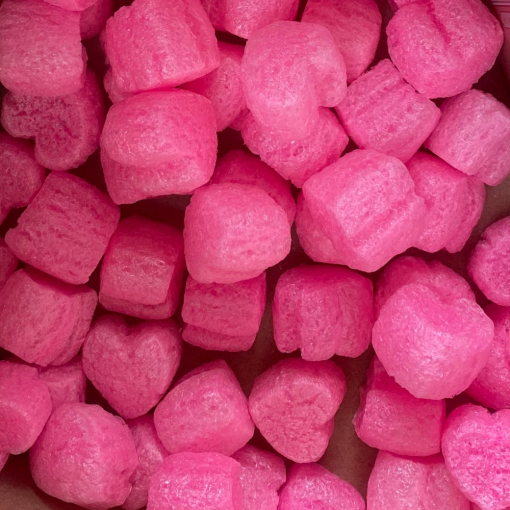 Neonrosa, biologisch abbaubarer Skropak - Füllmaterial für Pakete in Herzform.
