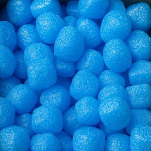 Blauer, biologisch abbaubarer Skropak - Füllmaterial für Pakete in Würfelform.