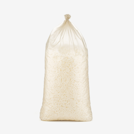 Sack gefüllt mit weißem, umweltfreundlichem Skropak in Zylinderform.