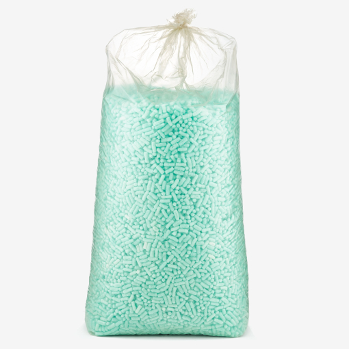 Sack gefüllt mit grünem, umweltfreundlichem Skropak in Zylinderform.