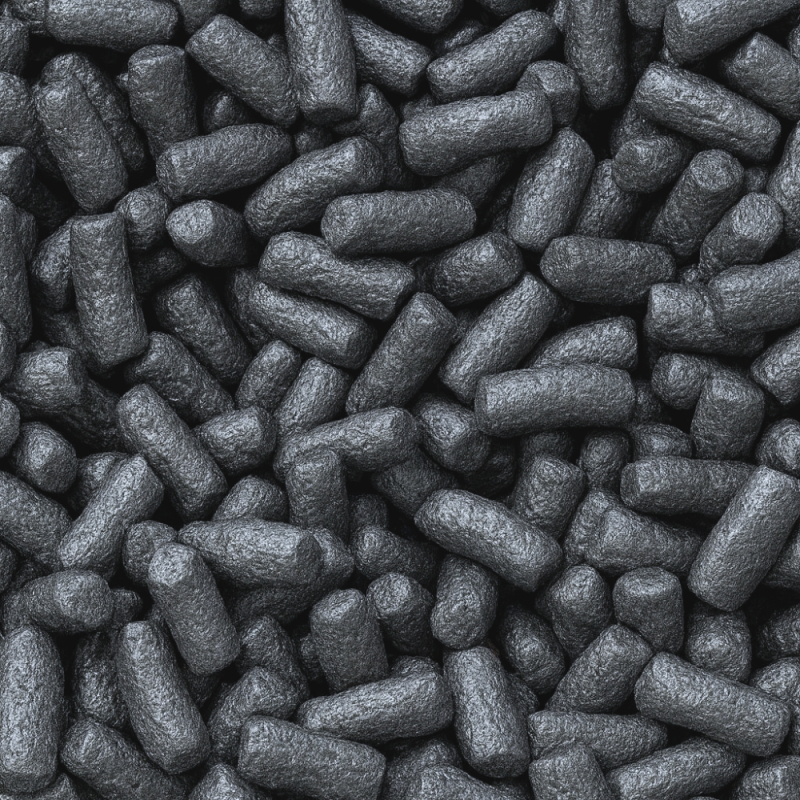 Nahaufnahme von schwarzem Skropak in Zylinderform - umweltfreundliches Füllmaterial für Kartons.