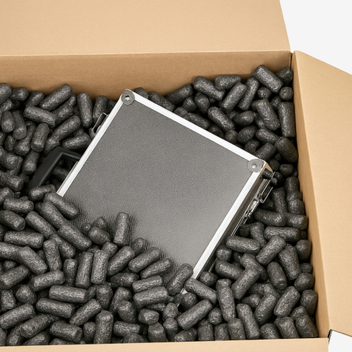 Karton gefüllt mit schwarzem Skropak zum Schutz des verpackten Geräts.