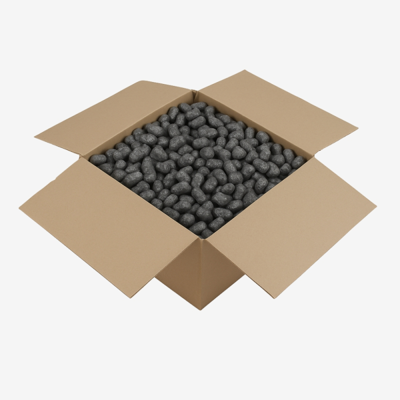 Karton gefüllt mit schwarzem, biologisch abbaubarem Skropak - umweltfreundliches Füllmaterial für Pakete.