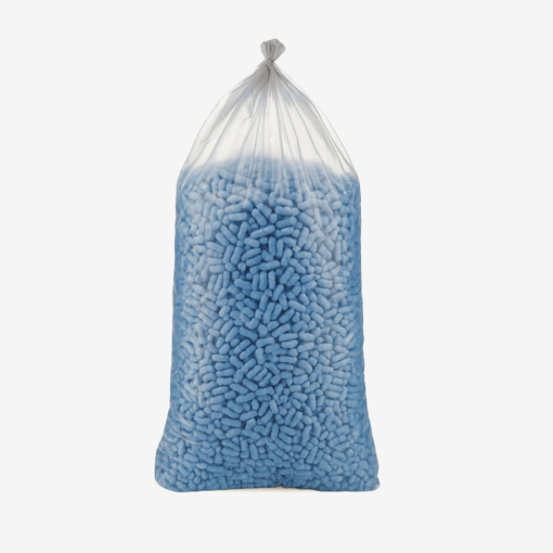 200-Liter-Sack gefüllt mit jeansblauem, umweltfreundlichem Skropak in Zylinderform.