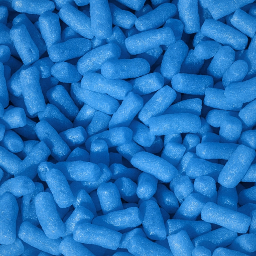 Nahaufnahme von jeansblauem Skropak in Zylinderform - umweltfreundliches Füllmaterial für Kartons.