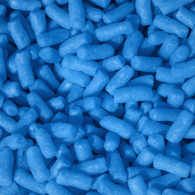 Nahaufnahme von jeansblauem Skropak in Zylinderform - umweltfreundliches Füllmaterial für Kartons.