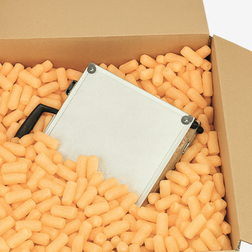 Karton gefüllt mit orangem Skropak zum Schutz des verpackten Geräts.