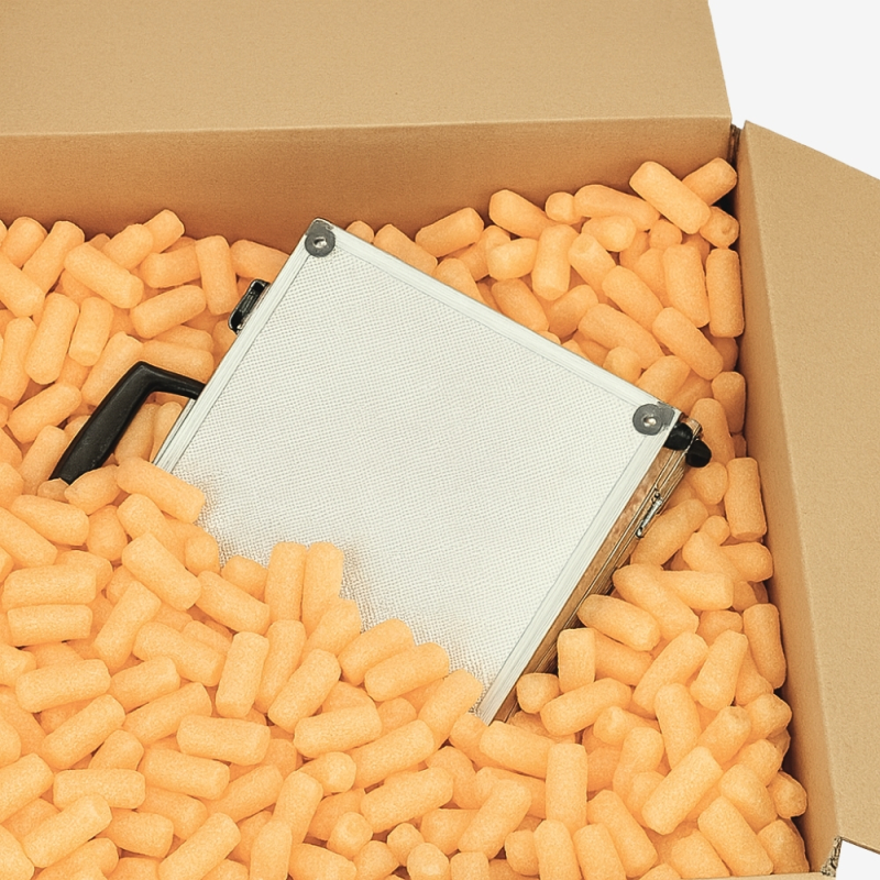 Karton gefüllt mit orangem Skropak zum Schutz des verpackten Geräts.