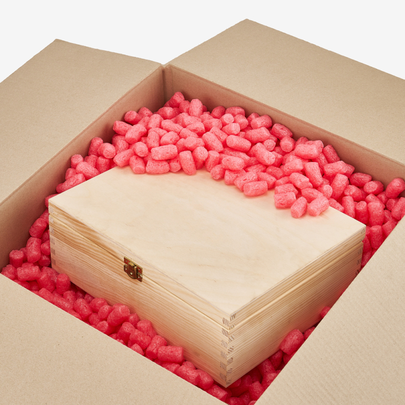Holzbox im Karton durch rosafarbenes, biologisch abbaubares Skropak gesichert.