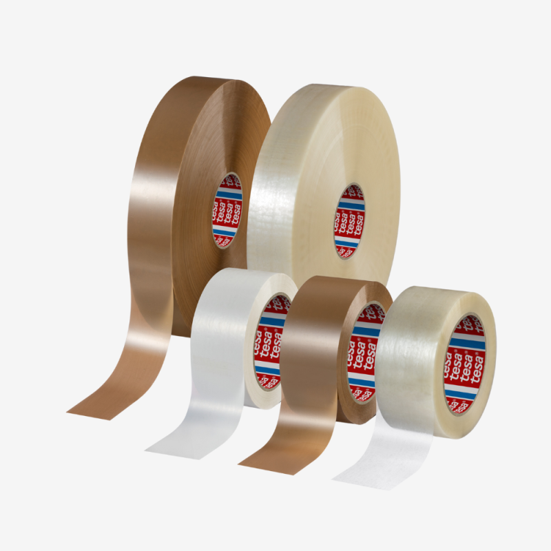 Set aus braunen, weißen und transparenten tesa® Verpackungsklebebändern in unterschiedlichen Längen und Breiten.