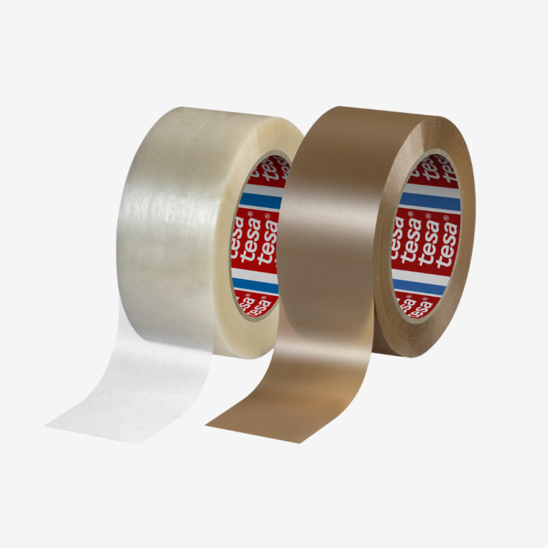 Zwei Rollen tesa® 4120 Verpackungsklebeband – eine transparent, eine braun, beide 50 mm breit.