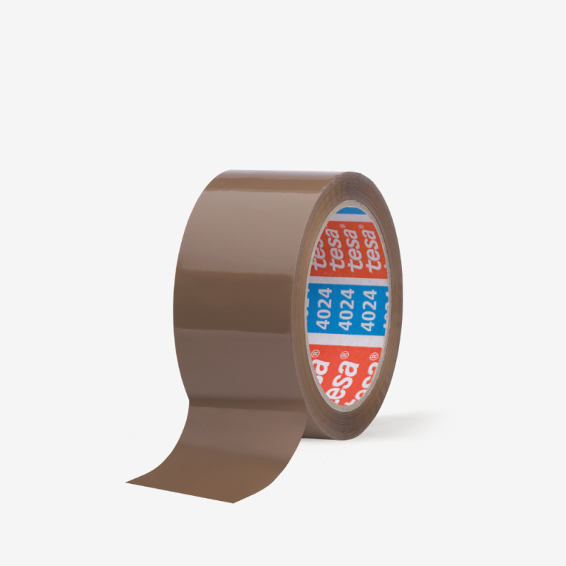 Rolle des braunen tesa® 4024 Verpackungsklebebands, ideal zum Verschließen von Kartons.