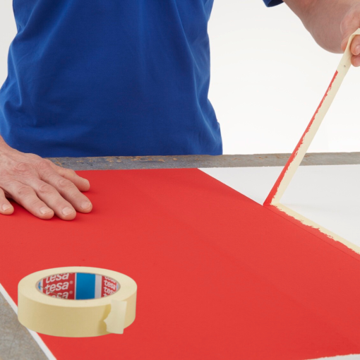 Abziehen des Abdeckbands aus Papier tesa® 4323 von der gestrichenen Oberfläche nach dem Malen.