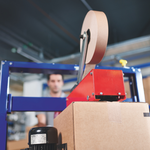 Anwendung des TESA® 4713 Papierklebebands in einer automatischen Verpackungsmaschine