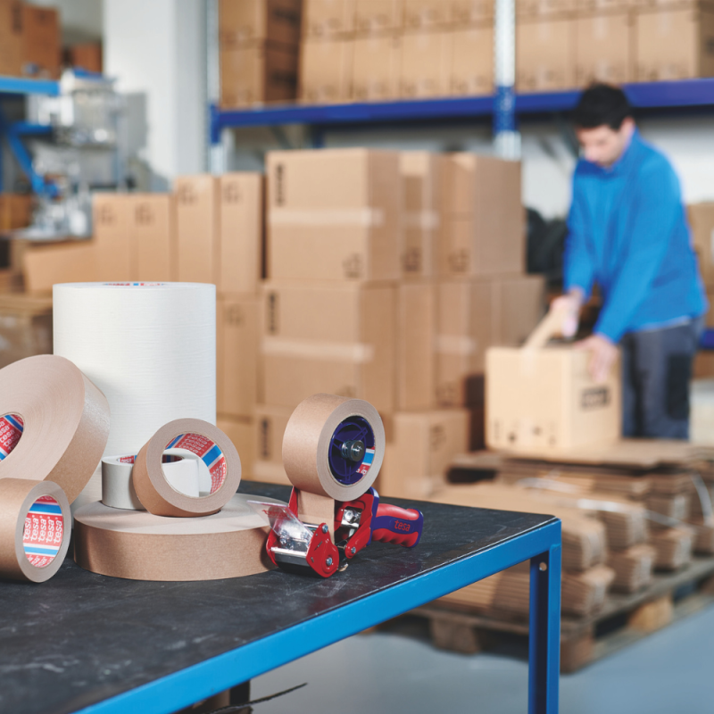 Verpacken von Kartons mit TESA® 4713 Papierklebeband im Lager