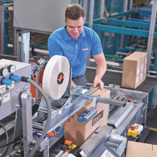 Verwendung des selbstklebenden TESA® 60418 Klebebands aus PET zum Verschließen von Kartons.