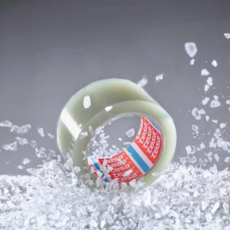 Selbstklebendes Polyester-Klebeband tesa® 60416 im Wasser - Feuchtigkeitsbeständigkeit und dauerhafte Klebkraft.