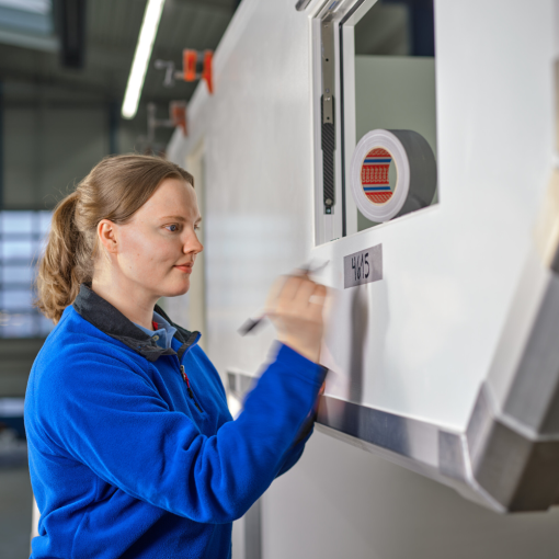 Ein Mitarbeiter bringt das TESA® 4615 Band bei Reparaturarbeiten an - schnelle und einfache manuelle Anwendung.