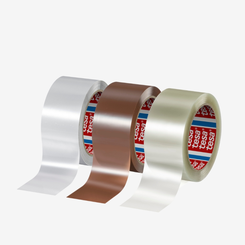 Set aus tesa® Packbändern in Braun, Weiß und Transparent - erhältlich in verschiedenen Längen und Breiten.