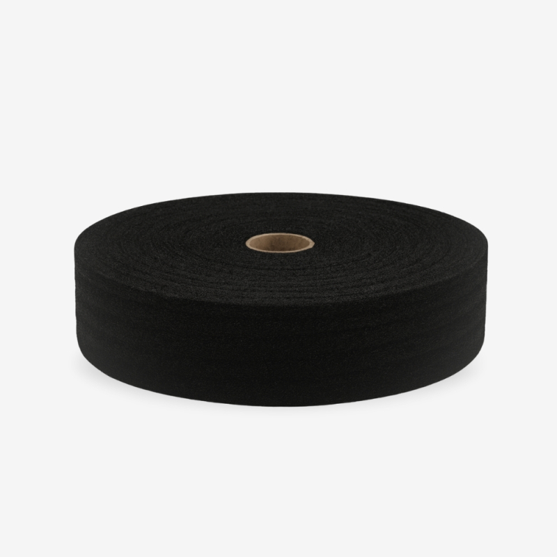 Schwarze Dehnfugenstreifen mit 5 mm Stärke, auf Rolle gewickelt – auf grauem Hintergrund.