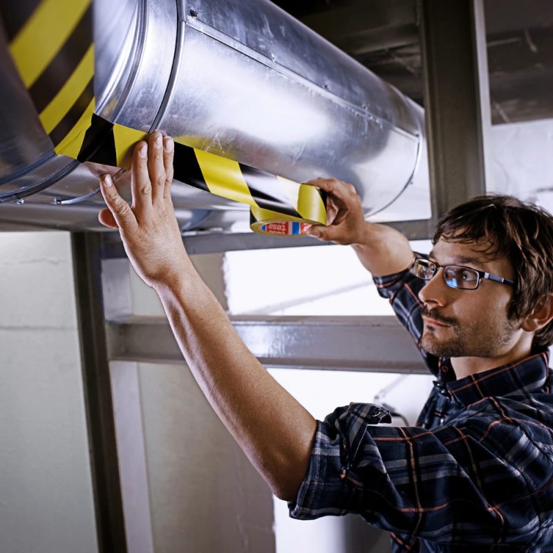 Anwendung des gelb-schwarzen Warnbandes TESA® 60760 in Industrieanlagen