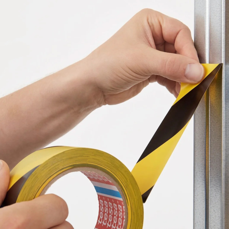 Anbringung des gelb-schwarzen Warnbandes TESA® 60760 an Konstruktionselementen