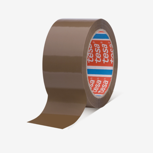 Eine Lagerarbeiterin verwendet transparentes tesa® 4280 PV0 Klebeband zum Verpacken eines Versandkartons.