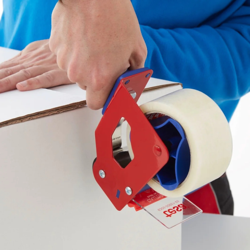 Eine Lagerarbeiterin verwendet transparentes tesa® 4280 PV0 Klebeband zum Verpacken eines Versandkartons.
