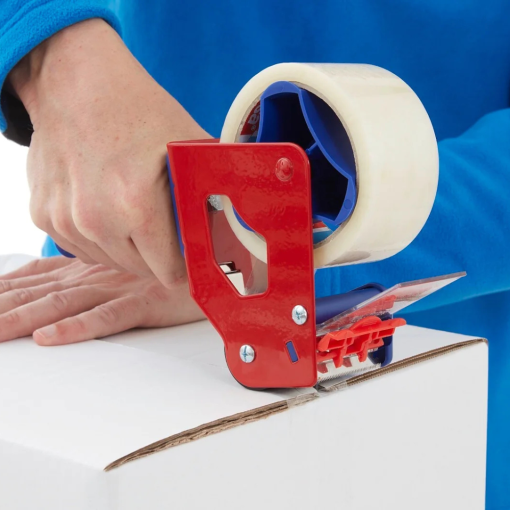 Ein Mitarbeiter verschließt einen weißen Karton mit dem transparenten tesa® 4280 PV0 Klebeband mithilfe eines Handabrollers.