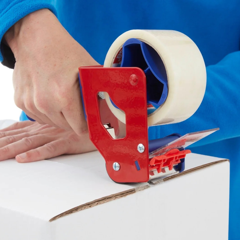 Ein Mitarbeiter verschließt einen weißen Karton mit dem transparenten tesa® 4280 PV0 Klebeband mithilfe eines Handabrollers.