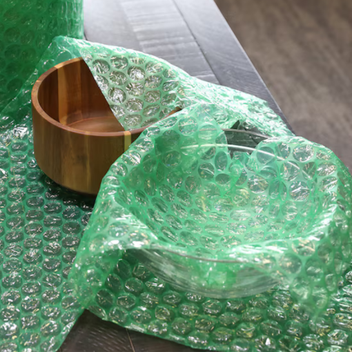 Grüne 3-schichtige Luftpolsterfolie mit Klebeschicht zum Schutz eines Topfes vor Beschädigungen