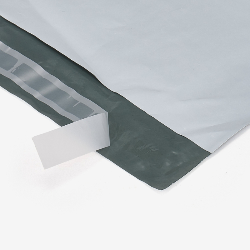 Der Kurierfolienbeutel mit Klebestreifen ermöglicht ein schnelles und dichtes Verschließen der Sendung.