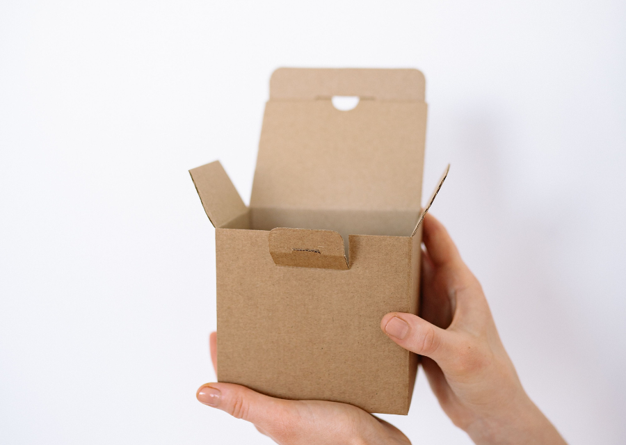 Großer Karton, kleines Produkt – die brennende Herausforderung von E-Commerce-Unternehmen bei der Verpackung von Produkten für den Versand