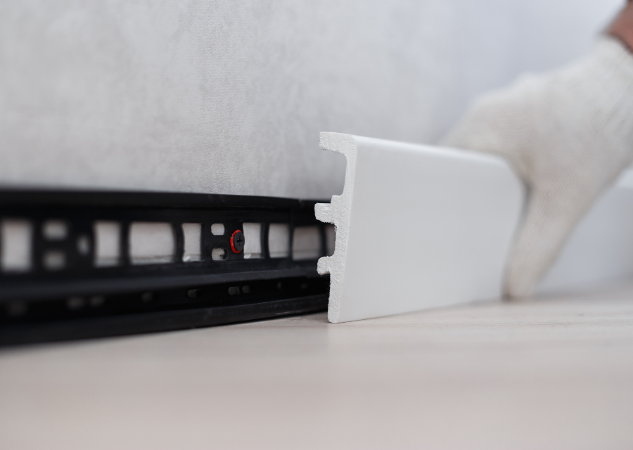 Warum lange Elemente – Stuckleisten, Wand- und Lichtpaneele sowie Sockelleisten – beim Transport beschädigt werden und wie man dies verhindern kann